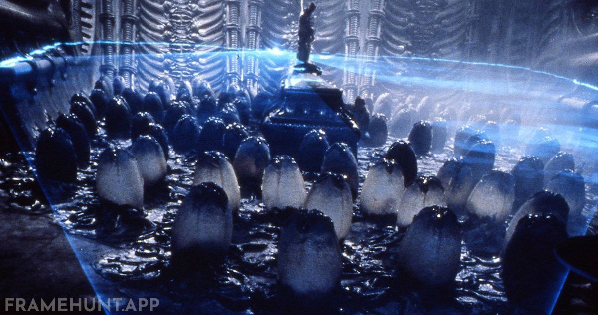 The thick, glowing blue mist hovering over the alien eggs was created using concert lasers borrowed from the band The Who. in Alien